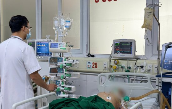 Bệnh nhân 70 tuổi bị liệt toàn thân do tự ý tiêm thuốc giảm đau cột sống cổ